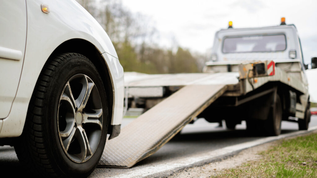 車の故障でレッカーするときの流れを解説｜業者を呼ぶ前に覚えておきたい注意点も