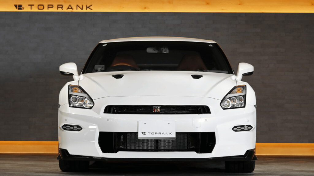 日産GT-R（R35）生産終了で中古車の価格はどうなる？新車の値段と比較