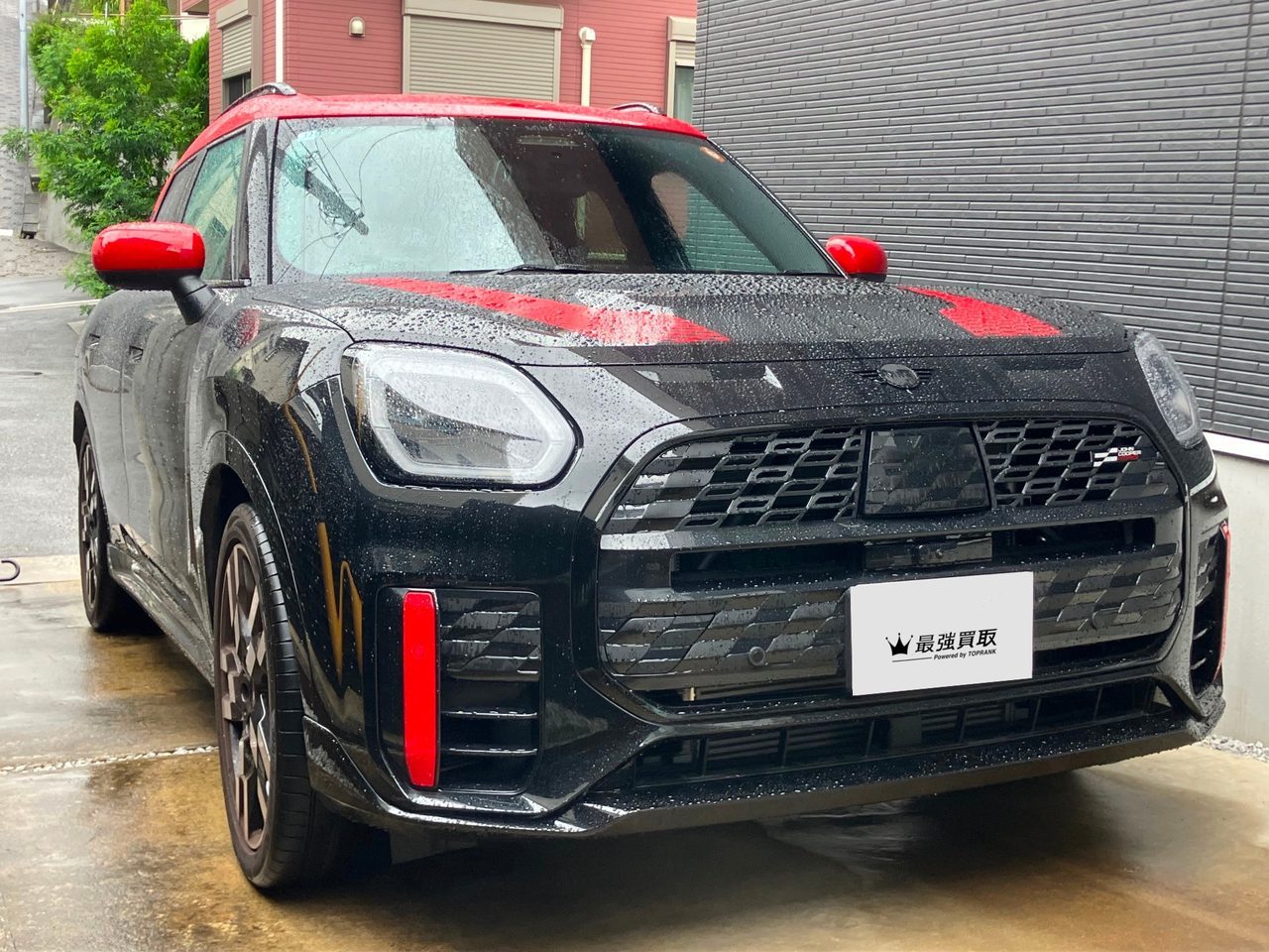 ブラック系ボディと赤いアクセントを組み合わせたMINI
