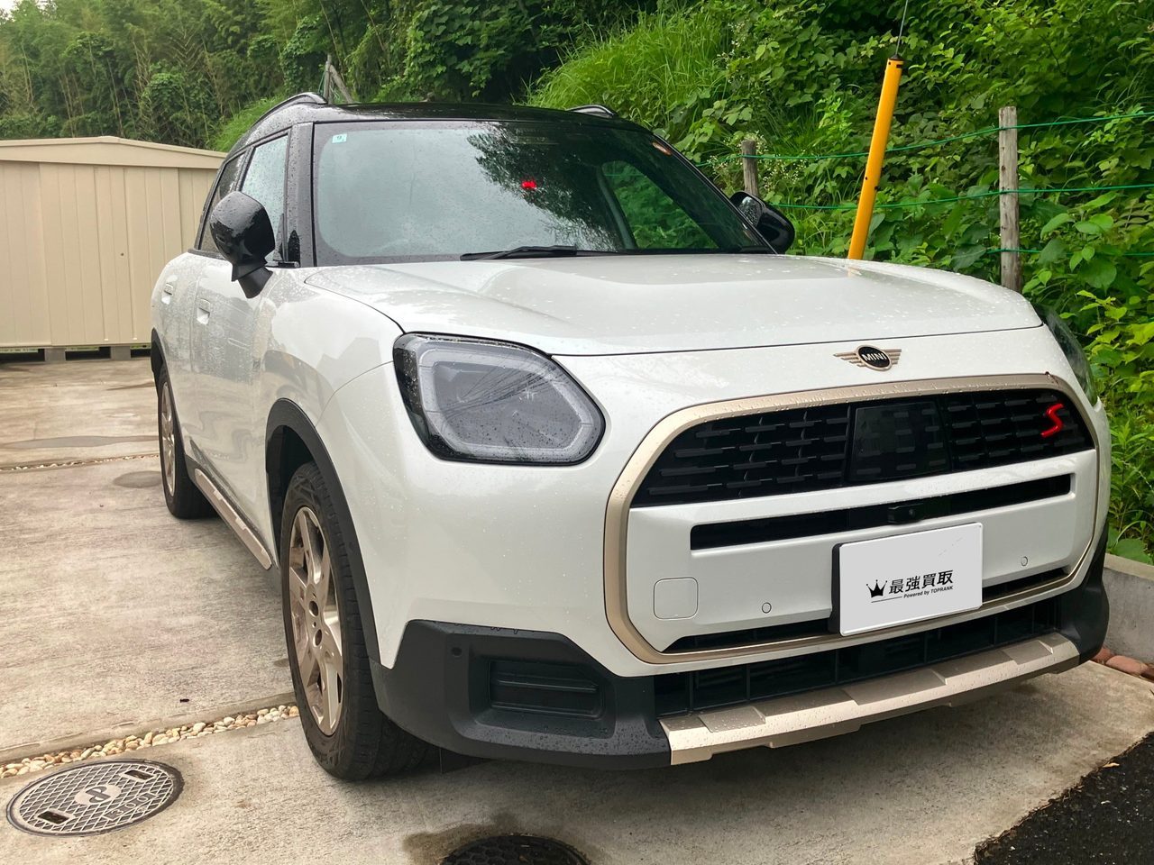 ホワイト系ボディのMINI カントリーマン