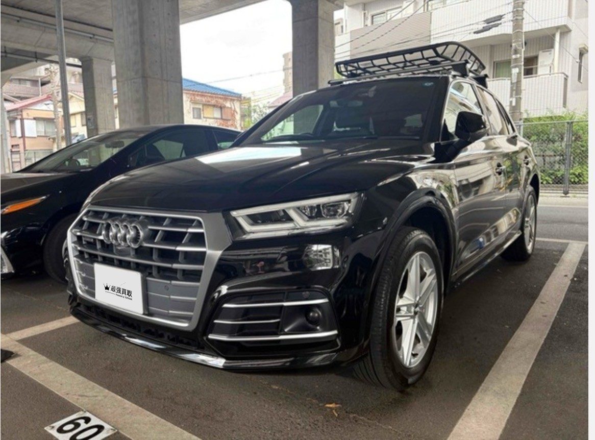 ブラック系のアウディ Q5のフロントとサイド